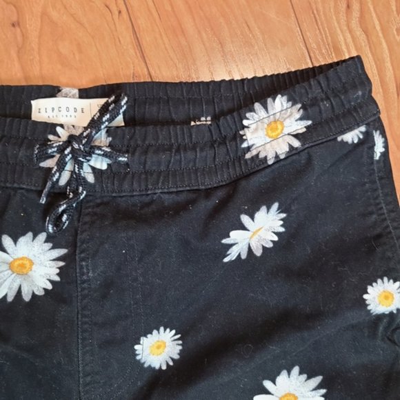 Zip Code daisy print draw string bermuda shorts - Picture 2 of 4